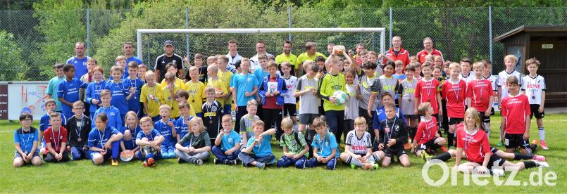 Eine super Stimmung war am vergangenen Pfingstsamstag auf dem Sportgelände des SV Immenreuth an der SOS-Kinderdorfstraße. Über zweihundert Kinder jagten dem runden Leder bei insgesamt drei Blitzturnieren mit viel Freude und Eifer hinterher. Der Dank galt den Organisatoren um Roland Schöler und Stefan König, die zusammen mit ihrem Team für einen reibungslosen Ablauf sorgten. mez