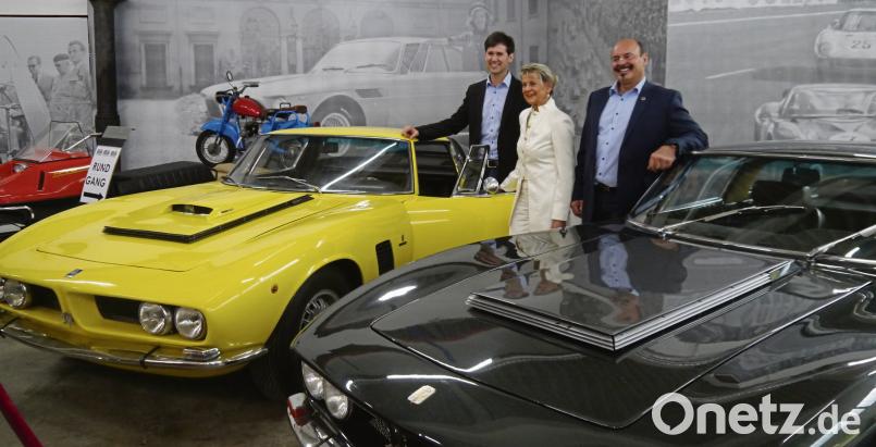 Perry, Gabi und Konstantin Eckert (von rechts) präsentieren in Fichtelberg 120 Jahre faszinierende Automobilgeschichte zum Anfassen. Gisela Kuhbandner