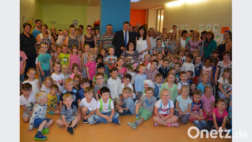Alle 142 Mädchen und Buben des Kinderhauses „Die kleinen Hankerler“ und das Personal gratulierten Klara Bäcker (sitzend, Mitte) zum 60. Geburtstag. Glückwünsche überbrachten auch Kinderhausleiterin Sigrid Eger, 2. Bürgermeister Stefan Grillmeier und Klara Bäckers Ehemann Manfred (stehend, Mitte, von links). Rosner, Josef [JR] (ROSNER.JOSEF@T-ONLINE.DE)