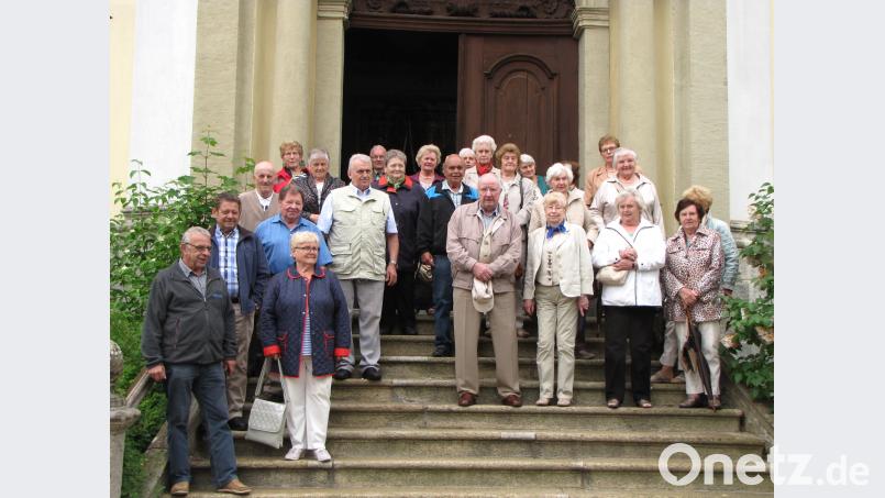Auf den Stufen der Klosterkirche Frauenzell versammelten sich die Senioren zu einem Gruppenfoto. Zaglmann, Josef [JZK]