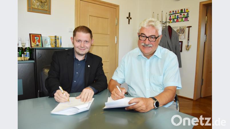 Die Stadthalle hat einen neuen Pächter: Stefan Köstler (links) und Bürgermeister Rupert Troppmann unterzeichnen die Verträge. Bild: Hladik