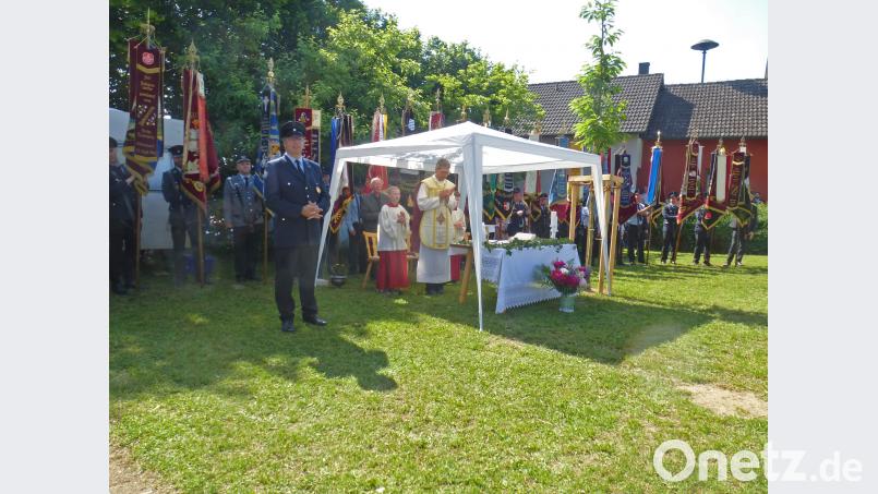 Nach der Segnung des neuen Feuerwehrstodls durch Pfarrer Johann Wutz dankte Feuerwehr-Vorsitzender Dieter Dettwiler sämtlichen Helfern und Unterstützern. mad