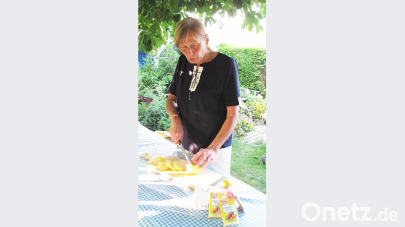 Vier Zitronen kommen in den Sirup. sei