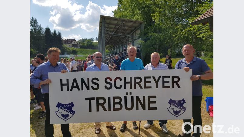 Ehrenmitglied Hans Schreyer wurde beim 90-jährigen Bestehen von der DJK überrascht: die Tribüne wurde auf seinen Namen getauft: v.-li. Diakon Rudi Hoffmann, Egid Kellner, Vorsitzenden Robert Söllner, Ehrenmitglied Hans Schreyer, Josef Söllner SOJ, Autor [SOJ] (JOSEFSOELLNER@T-ONLINE.DE)