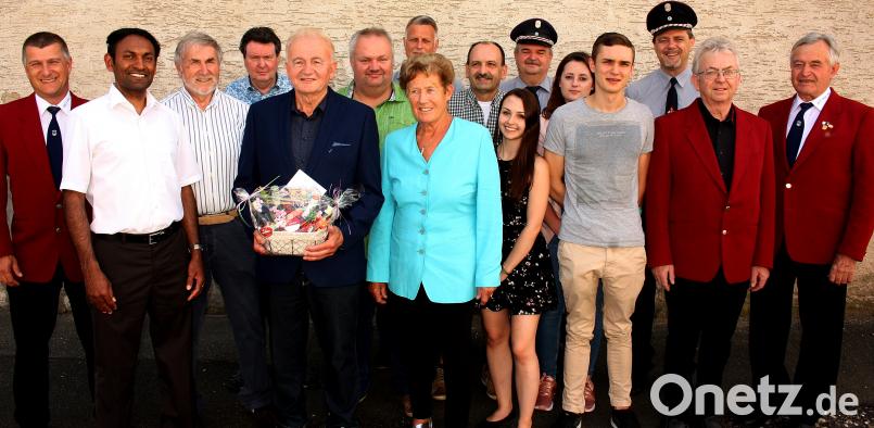 Die Delegierten der zahlreichen Vereine und die große Verwandtschaft gratulierten Michael Hummer zum 80. Geburtstag. 5. Von links, daneben Ehefrau Angela.Bild: zer zer