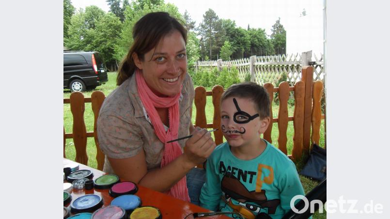 Der von Julia Stang betreute Schminkstand darf bei keinem Jura-Gartenfest fehlen. u