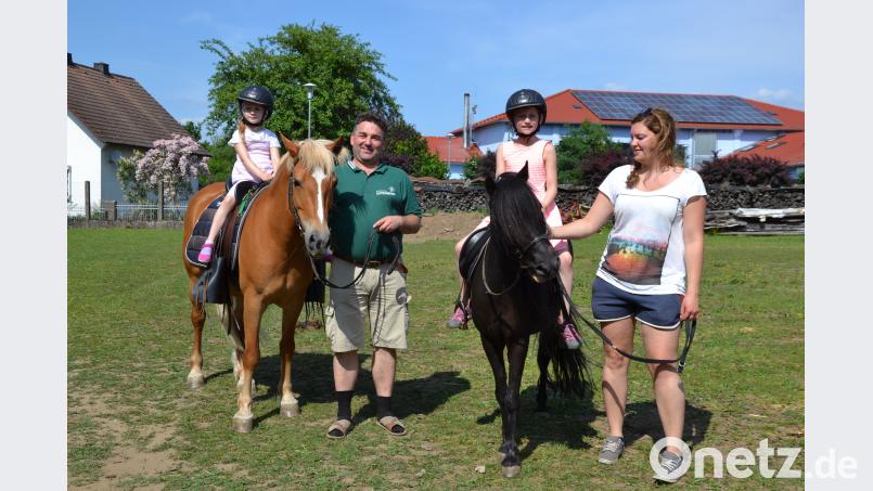 Eine Runde auf den Rücken der Pferde zu drehen gefiel den Mädchen. gi