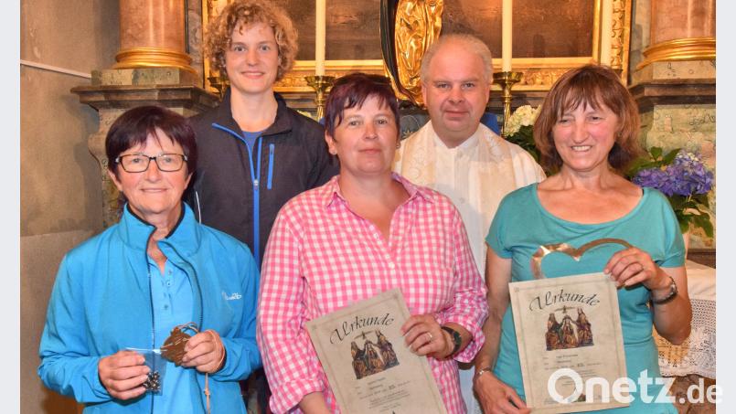 Auf eine runde Zahl an Wallfahrten blicken (vorne, von links)  Erna Reiff, Sabine Fiedler und Inge Eichenseer zurück. Dazu gratulieren Wallfahrtsführerin Cornelia Dürgner und Pfarrer Markus Priwratzky. no