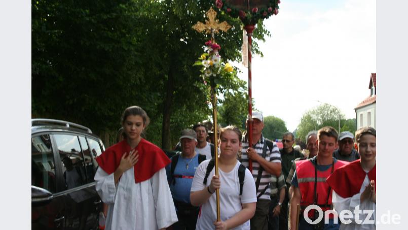 Wie üblich wurden die Gößweinstein-Wallfahrer unter Glockengeläut von Stadtpfarrer, Pfarrvikar, Ministranten, Angehörigen und Freunden am Dreifaltigkeitsmarterl abgeholt und zum Schlusssegen und dem feierlichen  „Großer Gott, wir loben dich“ in die Bergkirche geleitet. gpa