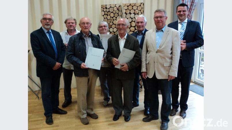 Bürgermeister Manfred Rodde (links) und Landrat Thomas Ebeling (rechts) gratulierten den Geehrten, die schon Jahzehnte dem Verein angehören. ksi