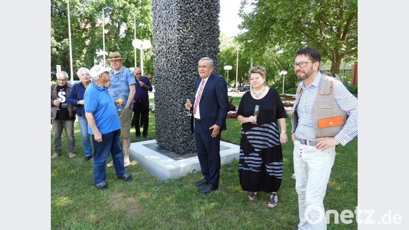 Der Obelisk aus schwarzem Glas von Axel T Schmidt zog die Besucher der Finissage vom Foyer des Neuen Rathauses nach draußen. Silke Winkler