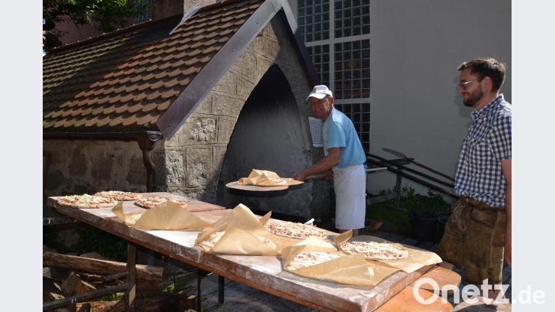 Brotkuchen mit Zwiebel und Speck „schoss“ Bäckermeister Alfred Hierold in den kleinen Holzbackofen ein. Bilder: gi gi