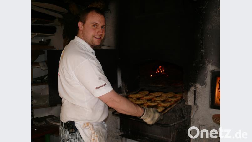Florian Pappenberg und sein Team sorgten ab den Mittagsstunden für frisches Brot, Käse-Speckstangen und Zwiebelkuchen. abu