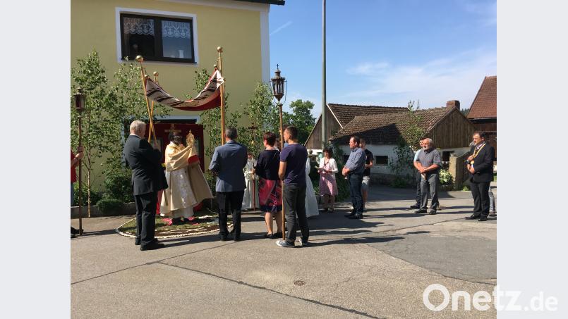 Beim letzten Altar erteilt der Pfarrer mit der Monstranz noch einmal den Segen. Damit endet die Fronleichnamsprozession. Schärtl, Sieglinde [sl] (SIEGLINDE@SCHAERTL.DE)