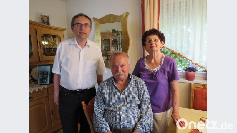 Zweiter Bürgermeister Konrad Adam gratuliert Felix Lindner (Mitte) zum 80. Geburtstag. Auch Ehefrau Irmgard (rechts) freut sich über den Besuch. Adam, Johann [ADJ] (joad-abr-nt@t-online.de)
