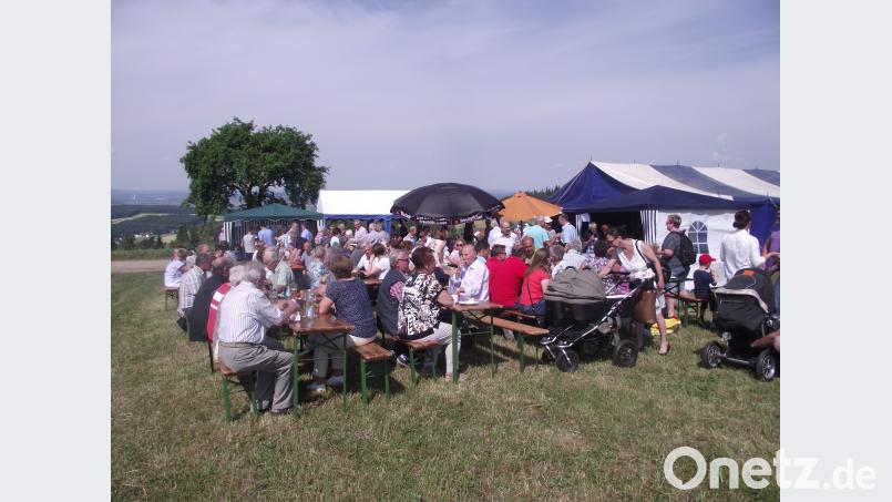 Neben dem &quot;Birnbäuml&quot; der Kapelle feiern die Muglhofer und viele Gäste das &quot;Dreifaltigkeitsfest&quot;. Ronke, Robert [ROR] (RRONKE@T-ONLINE.DE)