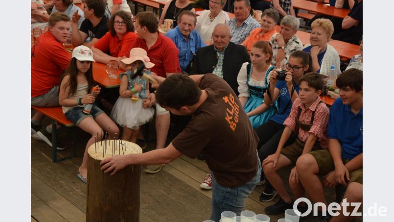 Nageln vor großer Kulisse. jr