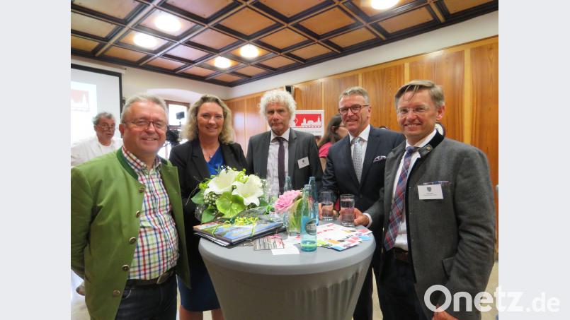 Smalltalk nach dem Empfang: Bezirksrat Toni Dutz, Ministerin Kerstin Schreyer, Landrat Wolfgang Lippert, Bürgermeister Franz Stahl und Landtagsabgeordneter Tobias Reiß haben sich viel zu erzählen. ubb