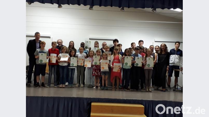 Auf dem Bild, von links Musikschulleiter Tobias Böhm und Siegbert Bauer sowie in der Mitte hinten Georg Graser. exb