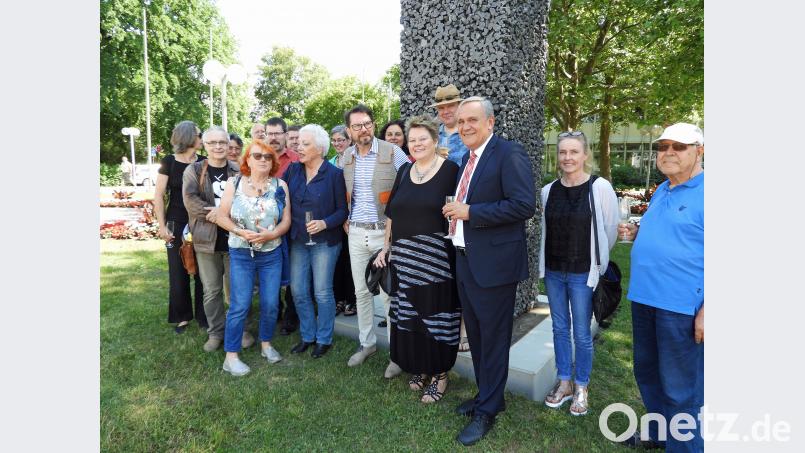 Der Obelisk aus schwarzem Glas von Axel T Schmidt zog die Besucher der Finissage vom Foyer des Neuen Rathauses nach draußen. Bild: swi Silke Winkler