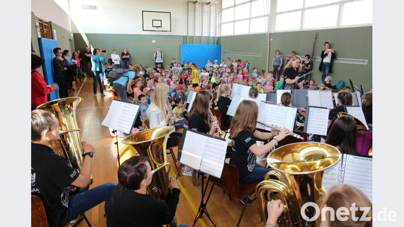Gemeinsam haben das Nachwuchsorchester und die Bläserklasse unter Leitung von Dirigentin Karin Raab die Urkundenverleihung beim Schulsporttag der Grundschule Diendorf musikalisch gestaltet und gleichzeitig für die neue &quot;Bläserklasse 18&quot; geworben. Ferstl, Sepp [BPH] (SEPP@FERSTL-NABBURG.DE)