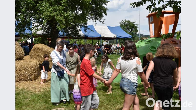 Kinder durften mit Christine Melchner historische Tänze kennenlernen Adam, Johann [ADJ] (<a href=