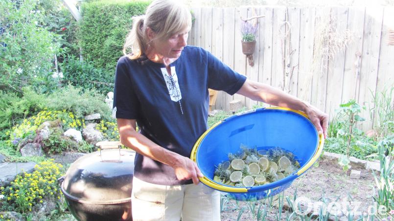 Die Blüten mit dem Zuckerwasser und Zitronen sieben Tage ziehen lassen. sei