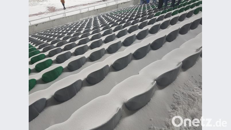 Ein Weidener Groundhopper bereits die Welt, um Fußballspiele anzuschauen. Hier im Kosovo, im Schneechaos auf der Tribüne in Mitrovica. exb/Tobias K.