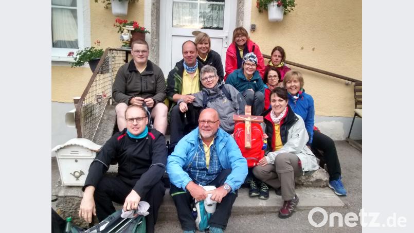 Jedes Jahr macht sich eine Pilgergruppe aus Beidl auf den Weg von Regensburg nach Altötting. flt