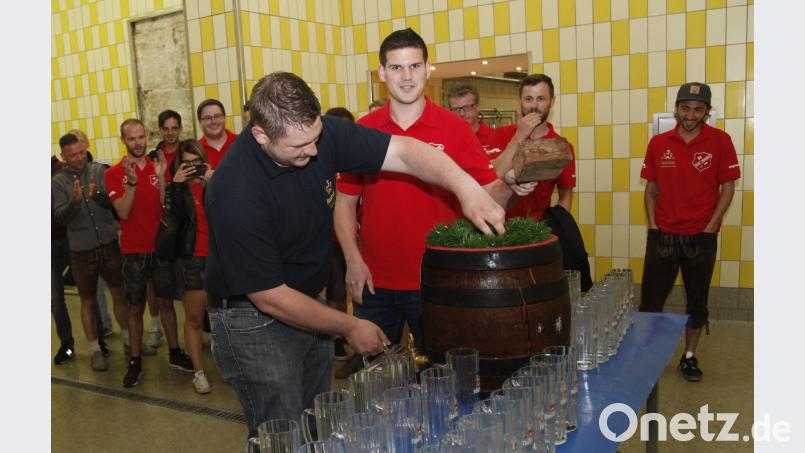 Brauer Andreas Rebl und Festleiter Michael Schmid stachen das Fass für die Bierprobe an. Hirsch