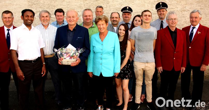 Die Delegierten der zahlreichen Vereine und die große Verwandtschaft gratulieren Michael Hummer zum 80. Geburtstag. zer