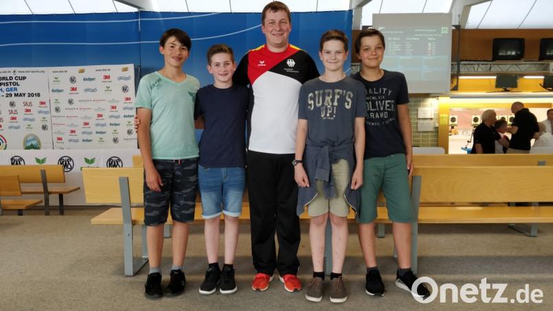 Christian Landgraf, Fabian Plannerer, Julian Plannerer und Hannes Reger stellen sich mit dem Olympiasieger von  Rio de Janeiro, Christian Reitz, zum Erinnerungsfoto auf. rwo