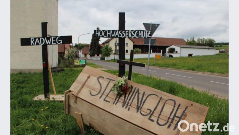 Die Walperer in Steiningloh hatten einen Sarg vor dem Ortsschild platziert. Uli Piehler