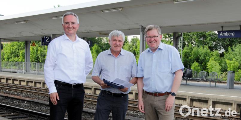 Info-Treffen am Amberger Bahnsteig: Landtagsabgeordneter Harald Schwartz, Bundestagsabgeordneter Alois Karl und Oberbürgermeister Michael Cerny (von links) freuen sich über die Nachrichten aus dem Bundesverkehrsministerium. Pia Regnet