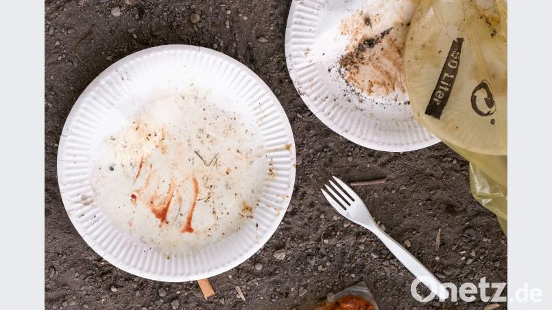 Teller, Flaschen, Becher: Plastik ist im Alltag kaum wegzudenken. Das ist ein Problem. Symbolbild: Peter Steffen/dpa
