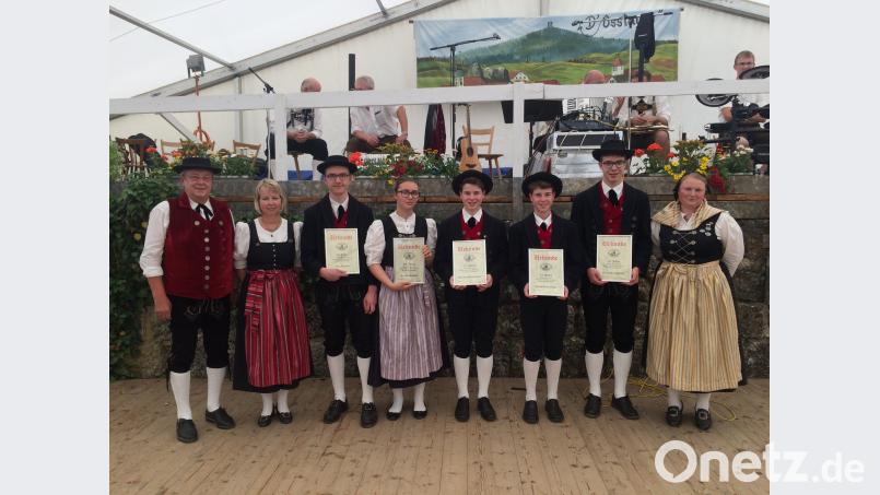 Bei den Ehrungen (von links): Bürgermeister Hans Koch, Vortänzerin Sabine Guttenberger, Toni und Sandra Stollner, Benedikt, Jakob und Kilian Guttenberger, Jugendleiterin Silvia Götz GUT