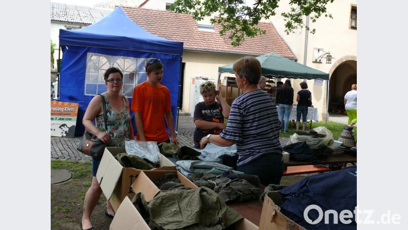 Beim Trödelmarkt wurden einige fündig und ergatterten so manches Schmuckstück. abu