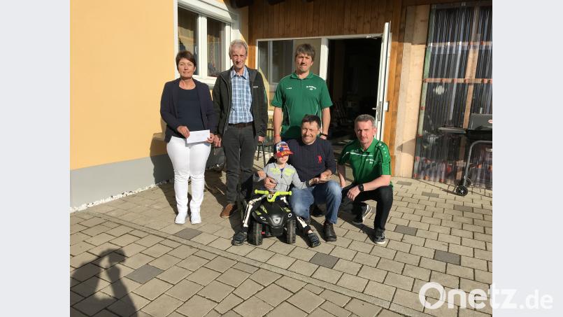 Bei der Spendenübergabe waren (von links) Heidi Hopf (Bäckerei Hopf), Manfred Zölch (Don Promillo Club), Willi Schmidkonz und Richard Haubner (beide Alte Herren) zu Gast bei Marvin und Thomas Frank. flt