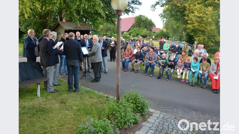 Bereits zum 30. Mal umrahmte der Männergesangverein Konnersreuth eine Maiandacht vor der Kapelle in Groppenheim. jr