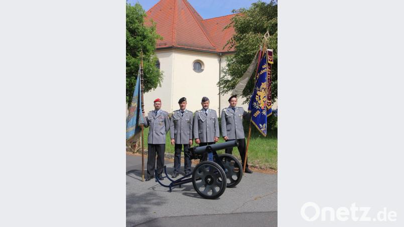 Die Soldaten-, Krieger- und Reservistenkameradschaft Großkonreuth präsentiert voller Vorfreude auf ihr Fest zum 125-jährigen Bestehen ihre beiden Vereinsfahnen und ihre Kanone. kro