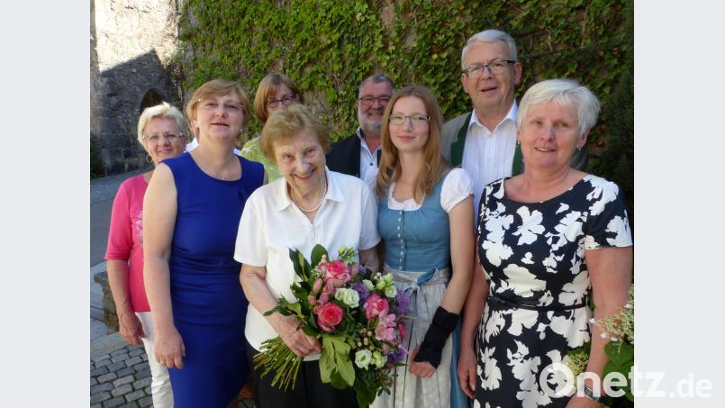 Else Kraus (Vierte von links) feierte ihren  85. Geburtstag. Unter den Gratulanten waren (von links) Anna Eckl, Tochter Rita, Gertraud Lindermair, Bürgermeister Armin Schärtl, Enkelin Franziska, Karl Beer und Tochter Christl. Völkl