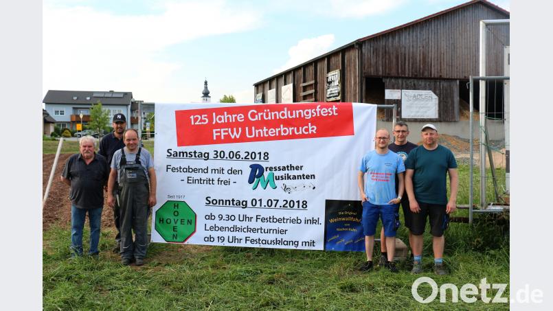 Zahlreiche Helfer unterstützen Vorsitzenden Reinhold Veigl und Kommandanten Gerhard Veigl (Dritter von links) beim Aufstellen der Werbebanner sowie bei den Vorbereitungen zum 125-jährigen Gründungsfest der Feuerwehr Unterbruck. rpp