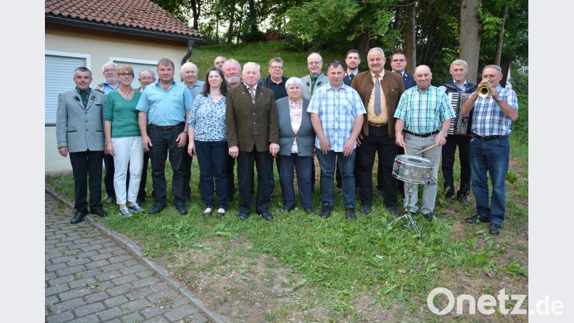 Seinen 80. Geburtstag feierte Hermann Hecht (vorne, 5. von links). Es gratulierten unter anderem Gattin Sofie (rechts neben ihm) seine Kinder,  Bürgermeister Johann Burger (5. von rechts) sowie zahlreiche Vereinsvertreter und  Mitglieder der früheren Kultband „Tonados“. jr