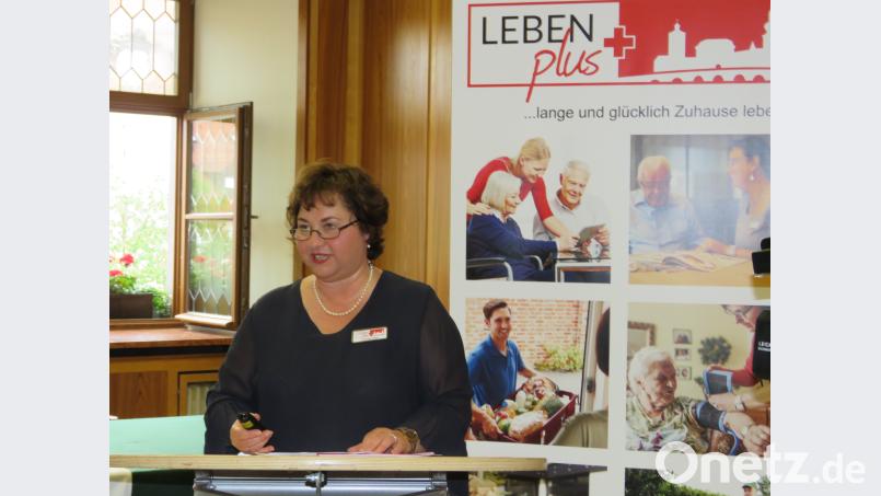 Quartiersmanagerin Cornelia Stahl stellt das Projekt "Leben plus" vor, das vor zwei Jahren noch von Arbeits- und Sozialministerin Emilia Müller gefördert worden ist. Die Fördermittel sind ausgelaufen, aber der Stadtrat hat entschieden, "Leben plus" weiter zu finanzieren. ubb