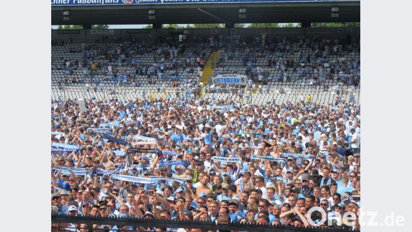 Die „Löwen“-Fans fluteten den Rasen. Auch jede Menge Oberpfälzer waren bei der Aufstiegsfeier dabei. Im Hintergrund prangt das Banner des Fanclubs Stadlern aus dem Schönseer Land. Josef Maier