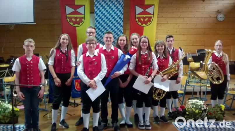 Der Musikverein Freudenberg ehrt einige Mitglieder. exb