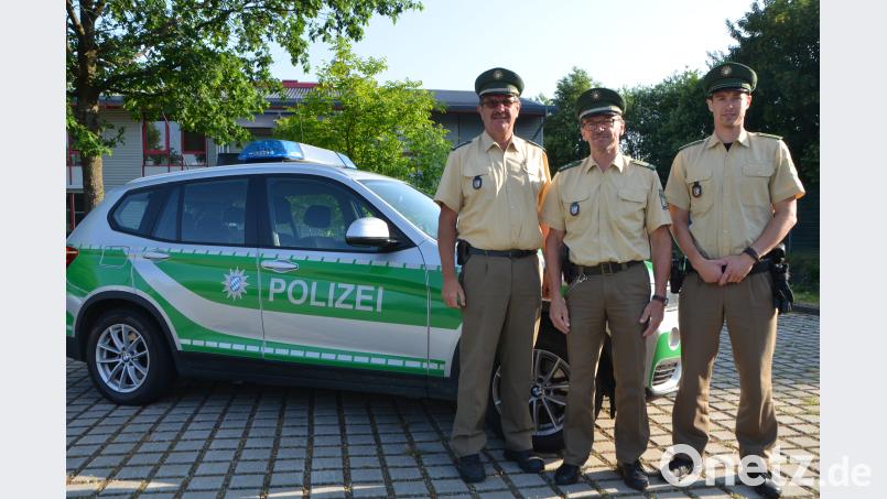 Die beigen Hosen und bambusfarbenen Hemden der Bayerischen Polizei gehören nach mehr als 40 Jahren nun auch in Vohenstrauß der Vergangenheit an. Erster Polizeihauptkommissar Martin Zehent, Verkehrserzieher Jakob Stahl und Polizeihauptmeister Alexander Lang zeigen zum letzten Mal die bisherige Uniform mit dem grünen BMW X3. dob