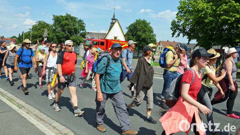 Kirchenthumbacher Wallfahrer bei der Rückkehr aus Gößweinstein. rfü
