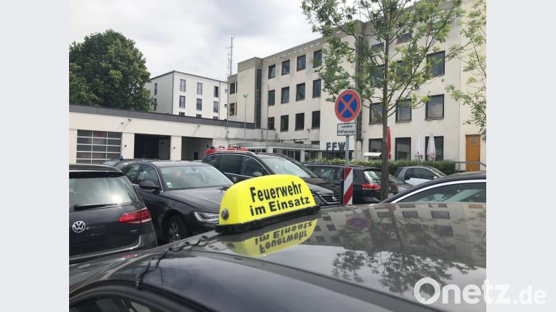 Die Einsatzkräfte trafen sich am frühen Nachmittag zur ersten Lagebesprechung. Auer, Alexander