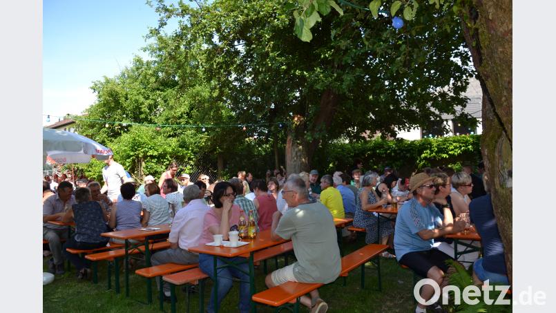 Unter schattigen Apfelbäumen ließ es sich gut sitzen. Garreiss, Peter [GI] (<a href=